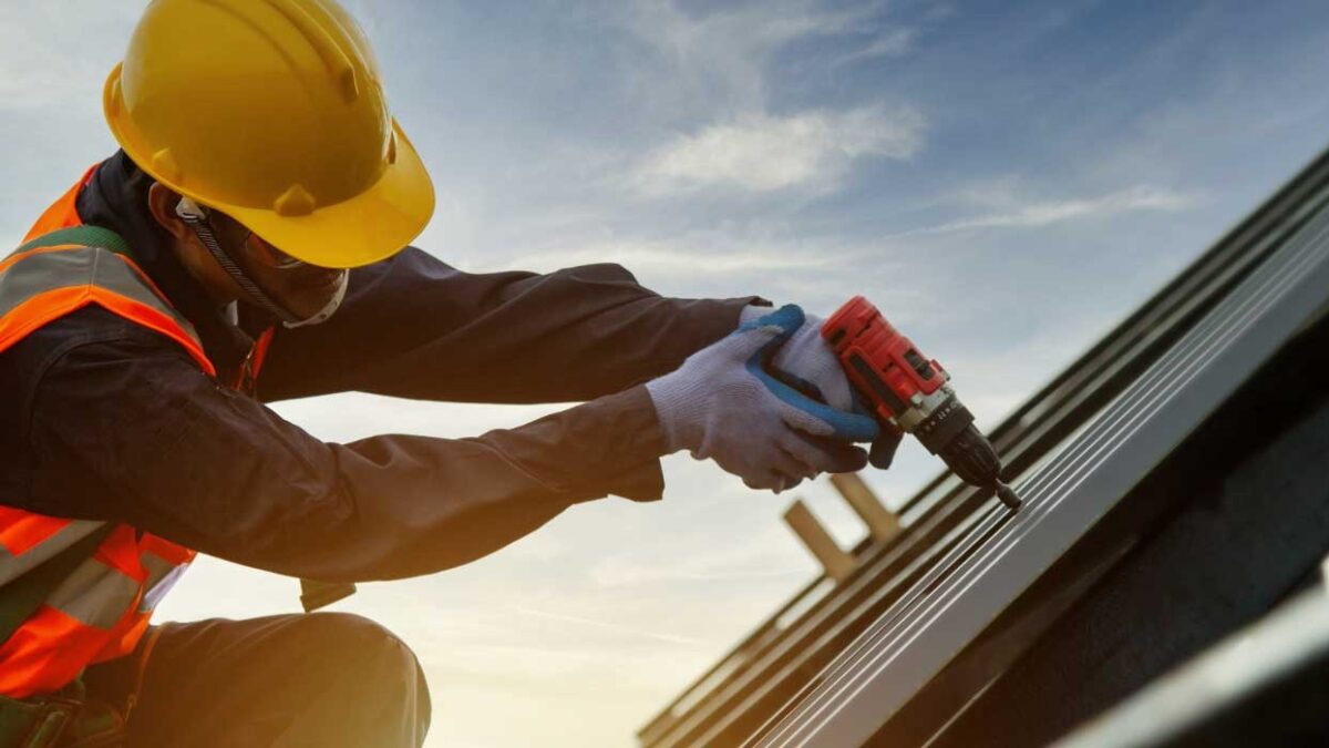 10 Things You Should Look For In a Roofer Roofer work in